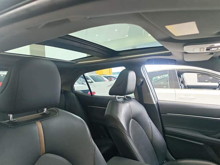 Фото 11 - Toyota Camry