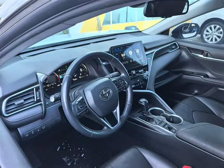 Фото 13 - Toyota Camry