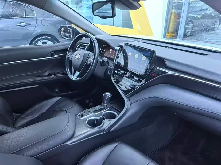 Фото 14 - Toyota Camry