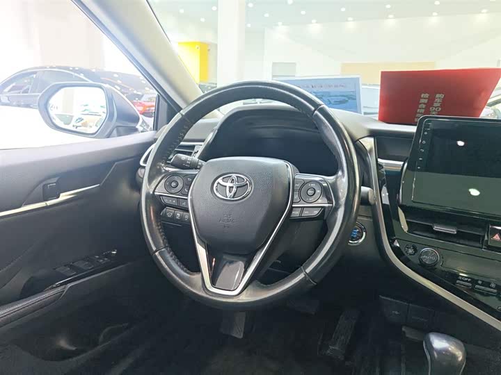 Фото 3 - Toyota Camry