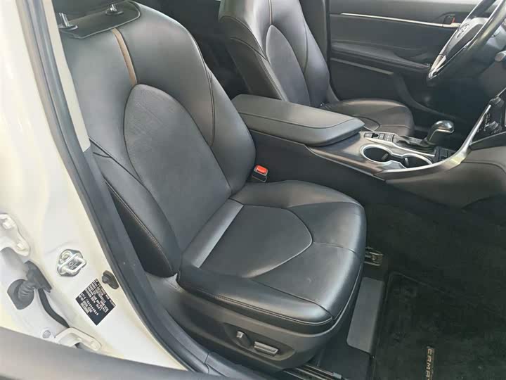 Фото 8 - Toyota Camry