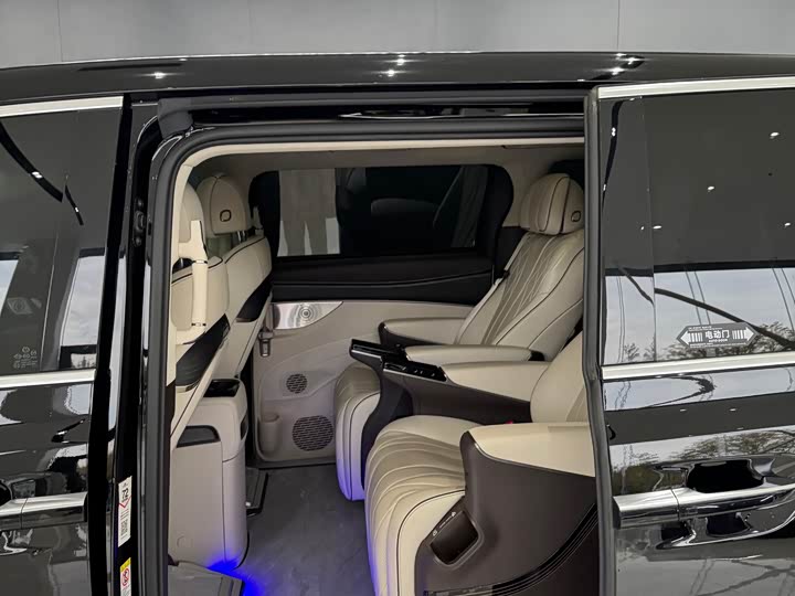 Фото 6 - Denza D9