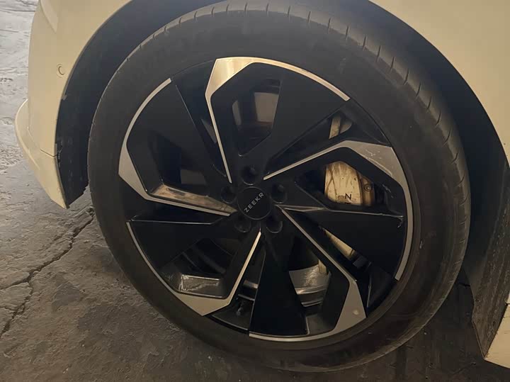 Фото 7 - Zeekr 001