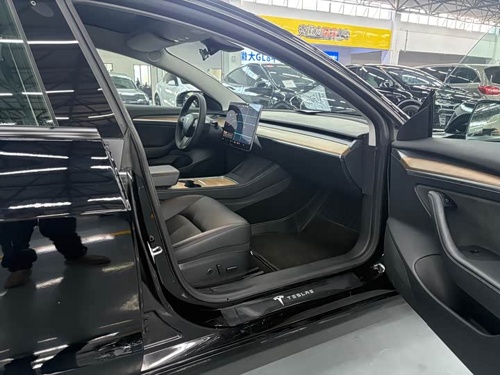 Фото 10 - Tesla Model 3