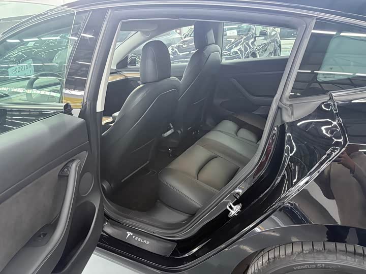 Фото 6 - Tesla Model 3