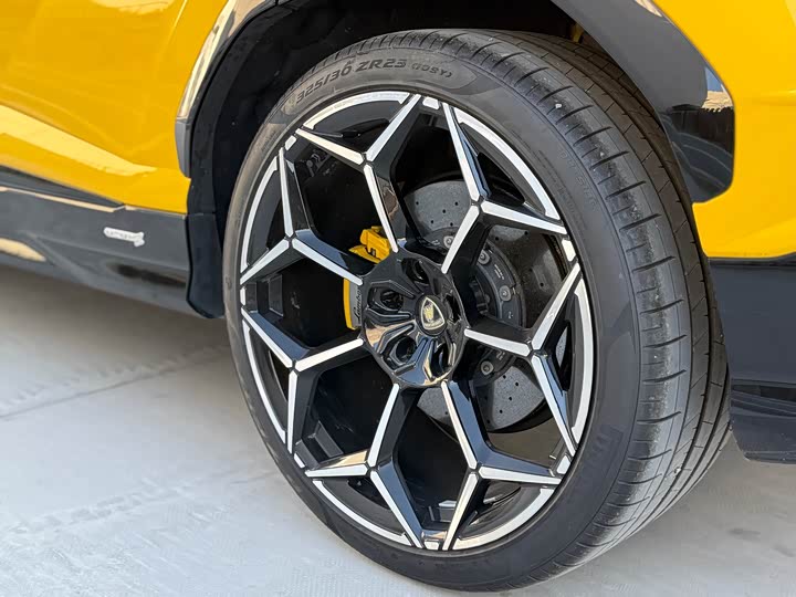 Фото 11 - Lamborghini Urus