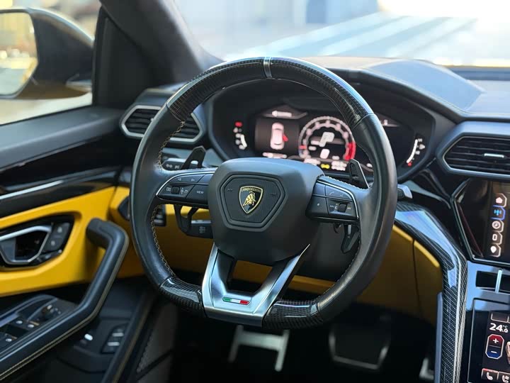 Фото 16 - Lamborghini Urus