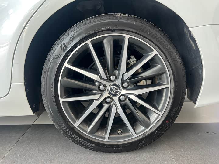 Фото 14 - Toyota Camry