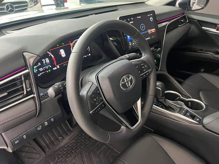 Фото 16 - Toyota Camry