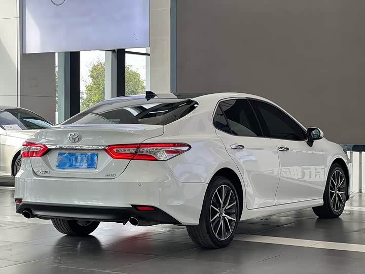 Фото 17 - Toyota Camry