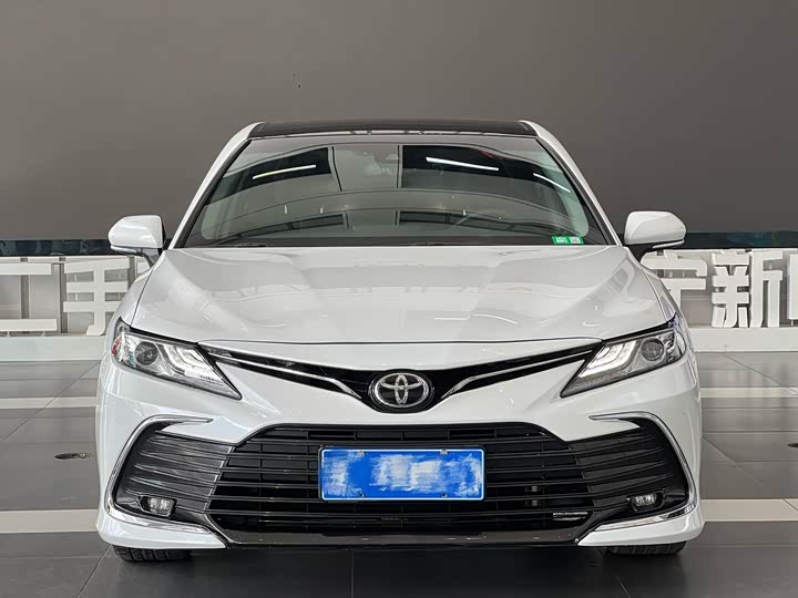 Фото 2 - Toyota Camry