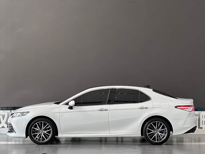 Фото 20 - Toyota Camry