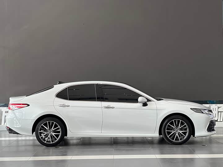 Фото 4 - Toyota Camry