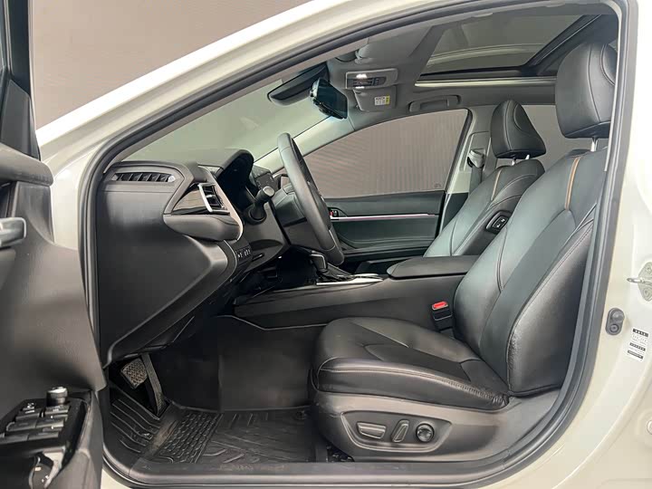 Фото 5 - Toyota Camry