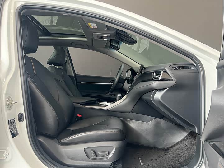 Фото 8 - Toyota Camry