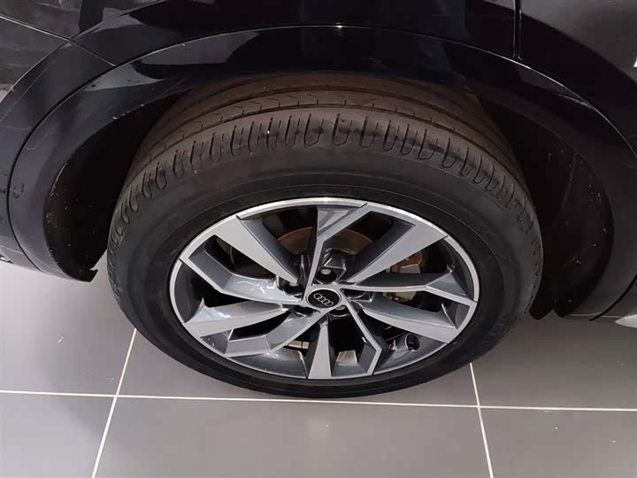 Фото 25 - Audi Q5L