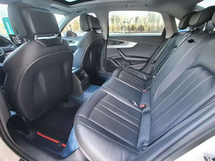 Фото 9 - Audi A4L