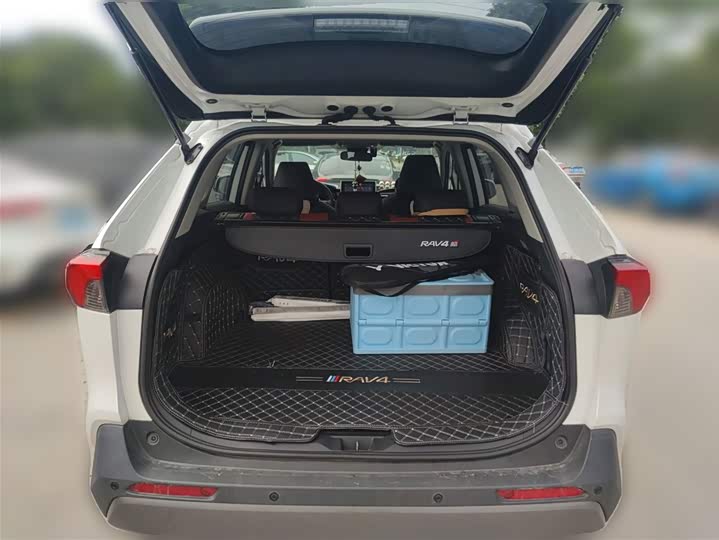 Фото 10 - Toyota RAV4