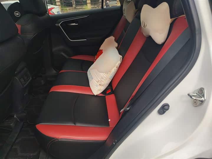 Фото 13 - Toyota RAV4