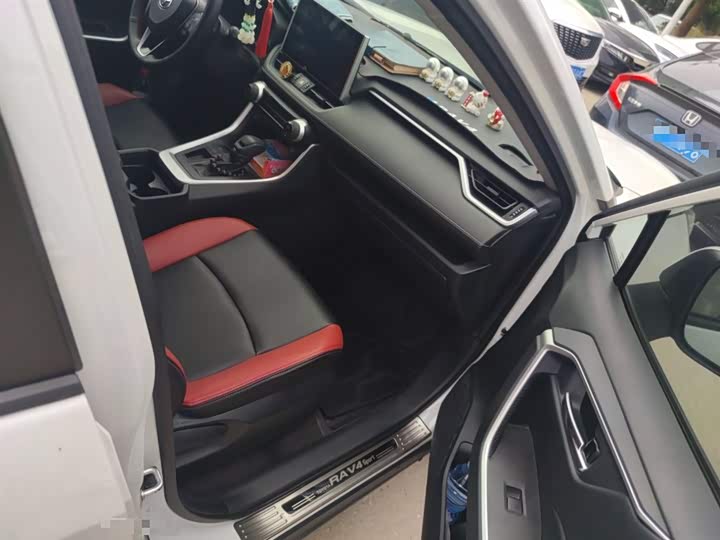 Фото 18 - Toyota RAV4