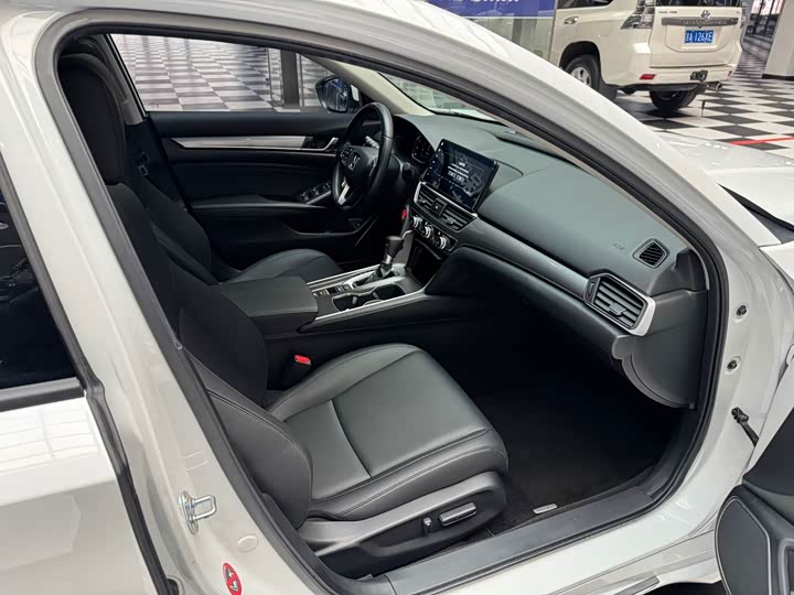 Фото 18 - Honda Accord