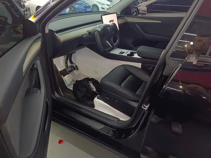 Фото 14 - Tesla Model Y