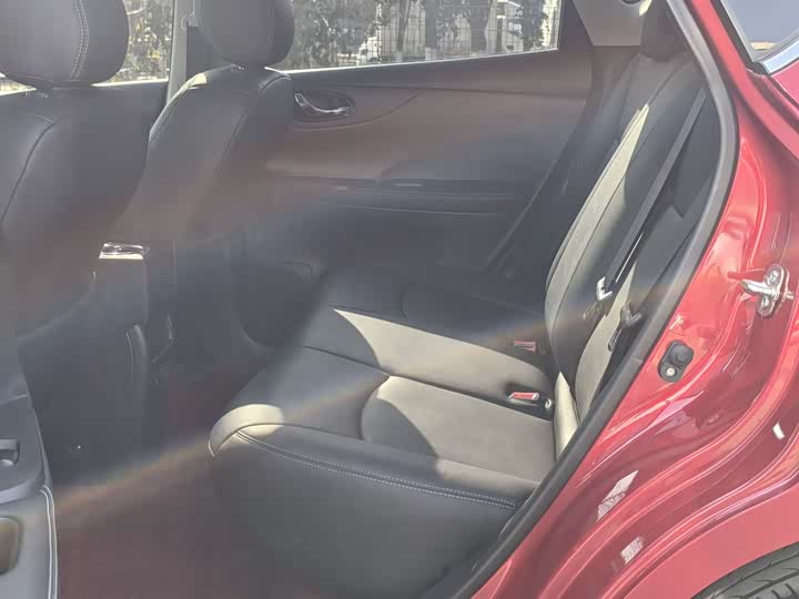 Фото 8 - Nissan Tiida