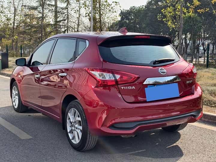 Фото 9 - Nissan Tiida