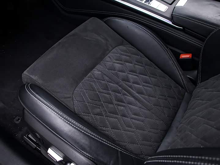 Фото 13 - Audi A6L