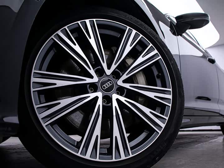 Фото 16 - Audi A6L