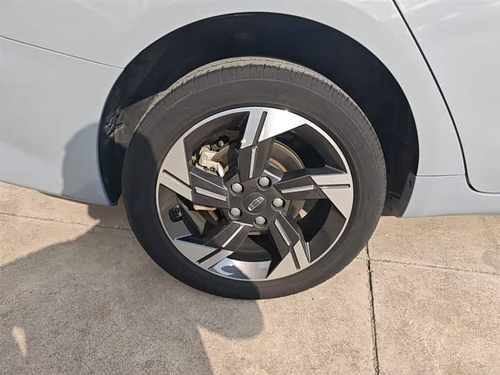 Фото 26 - Geely Emgrand L Hi·P Hybrid