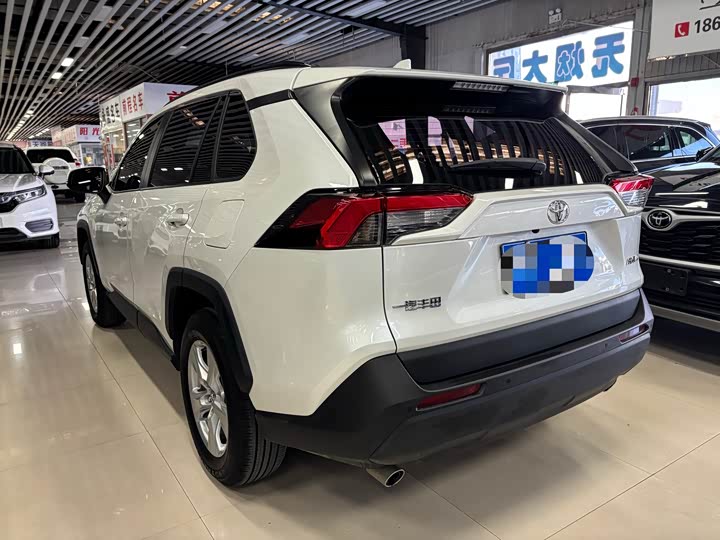 Фото 10 - Toyota RAV4