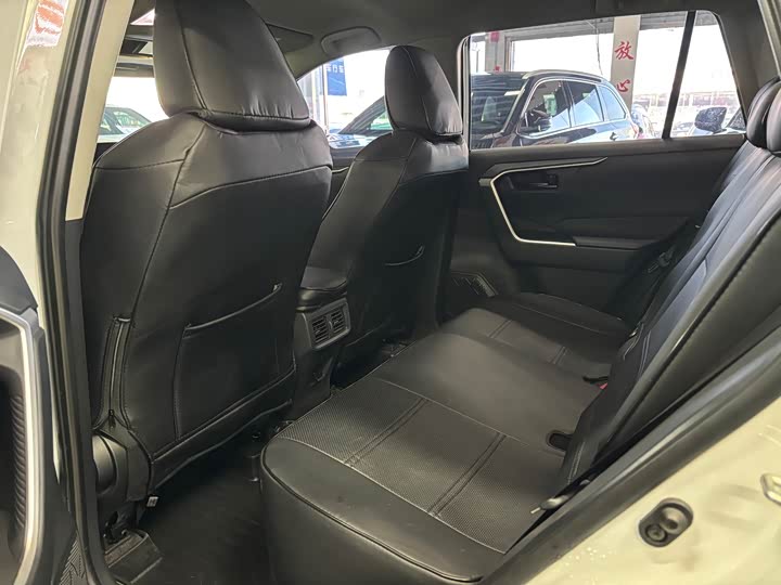 Фото 4 - Toyota RAV4