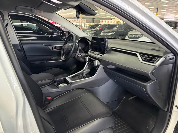 Фото 5 - Toyota RAV4