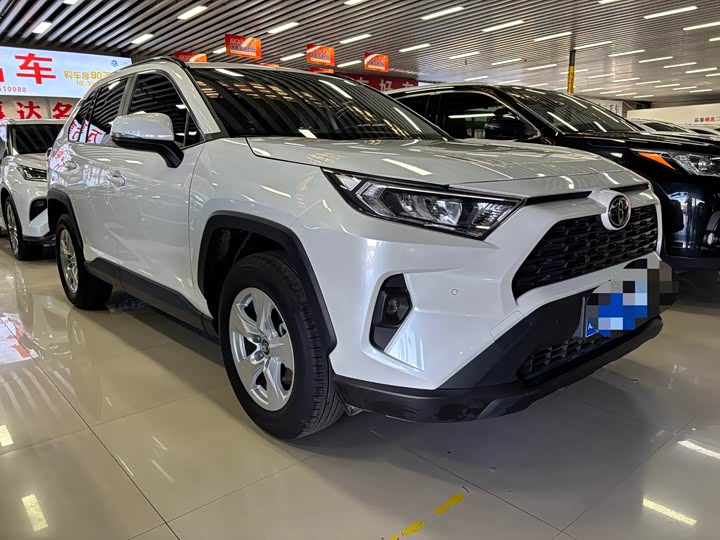 Фото 8 - Toyota RAV4