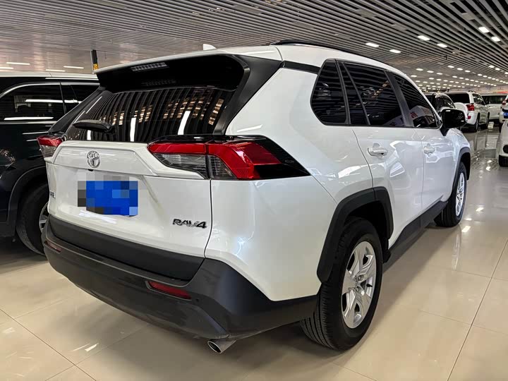 Фото 9 - Toyota RAV4