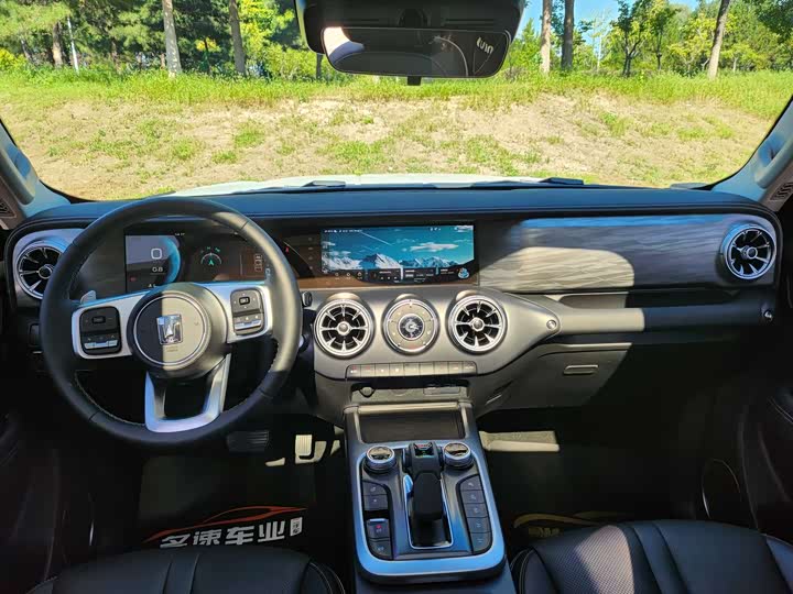 Фото 4 - Tank 300