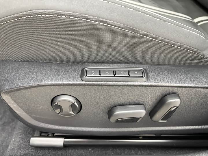 Фото 19 - Volkswagen Golf