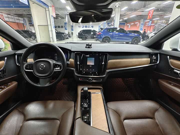 Фото 9 - Volvo S90
