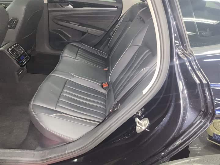 Фото 17 - Volkswagen Passat