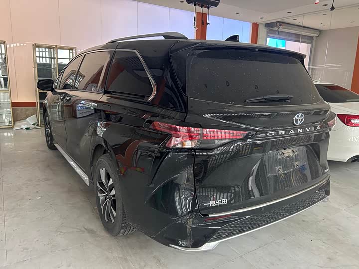 Фото 11 - Toyota Granvia