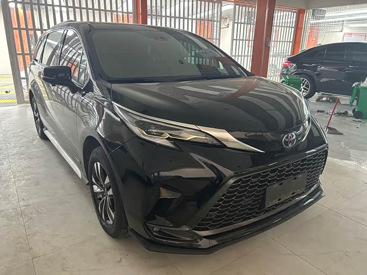 Фото 3 - Toyota Granvia