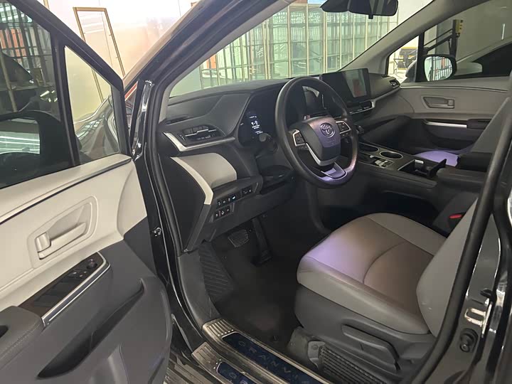 Фото 4 - Toyota Granvia