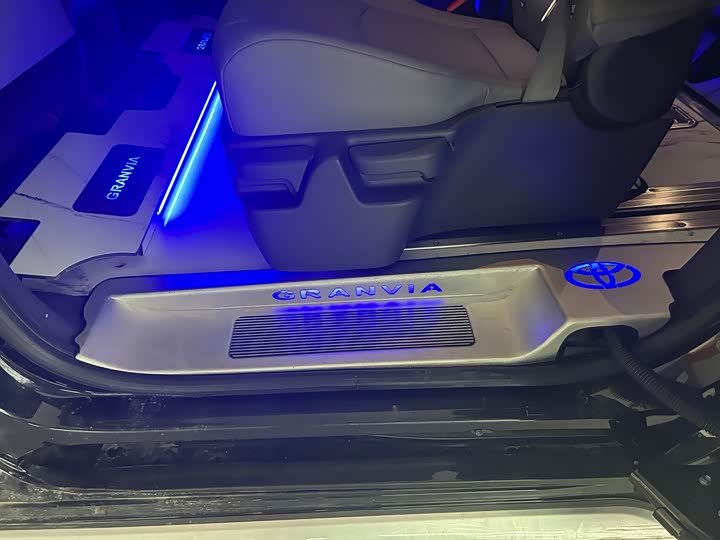 Фото 8 - Toyota Granvia