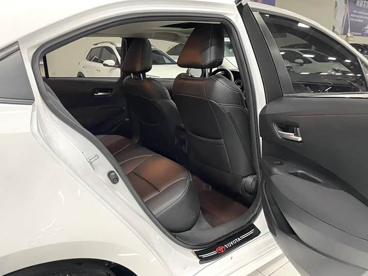 Фото 14 - Toyota Corolla