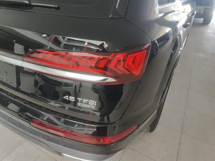 Фото 8 - Audi Q7