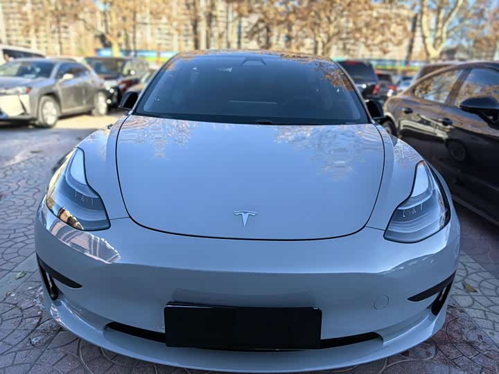 Фото 2 - Tesla Model 3