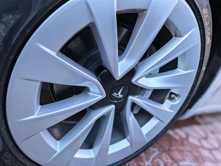 Фото 4 - Tesla Model 3