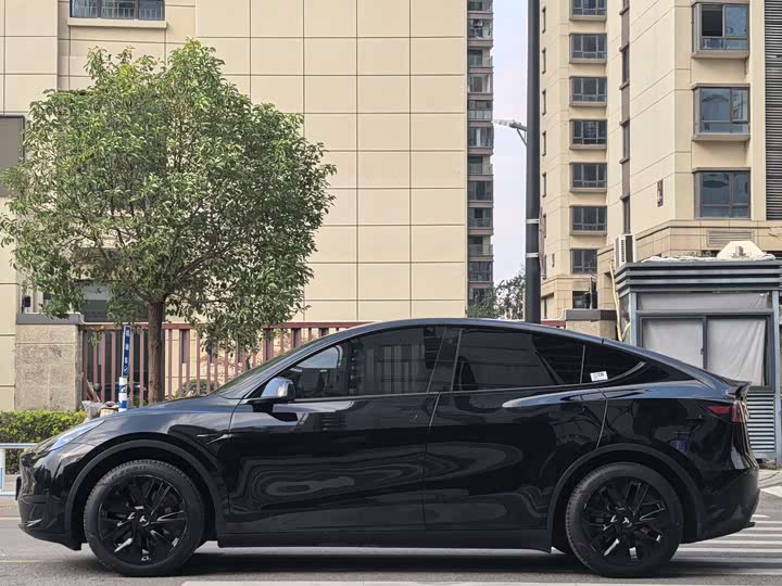 Фото 17 - Tesla Model Y