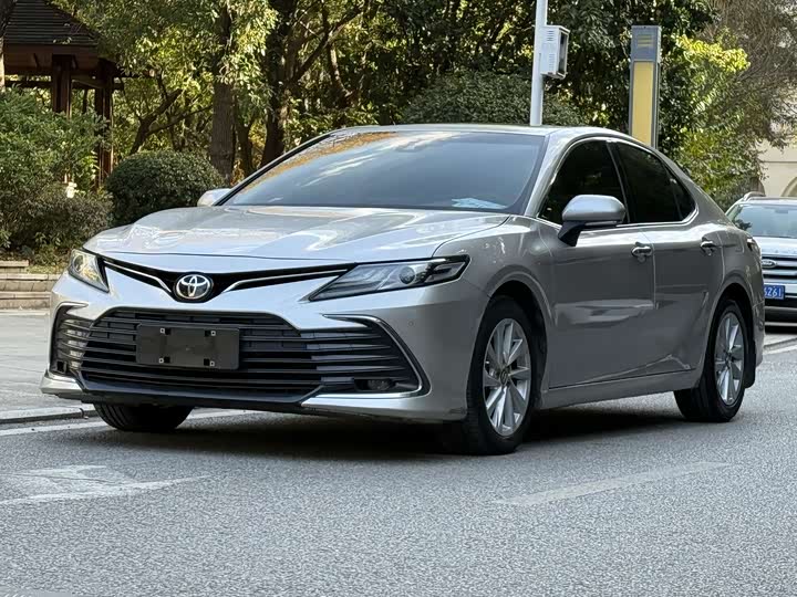 Фото 2 - Toyota Camry